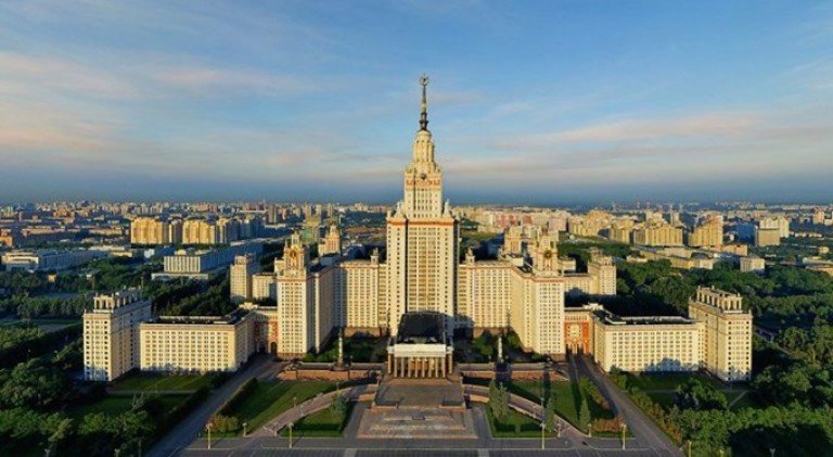 Главное здание Московского государственного университета имени Ломоносова.
Построено в 1953 году.
Архитектор Лев Руднев. Скульптурное оформление фасадов Вера Мухина.
